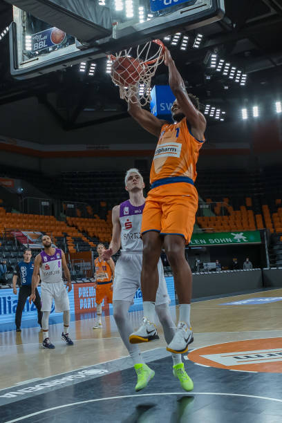 引领球队突 引领球队突